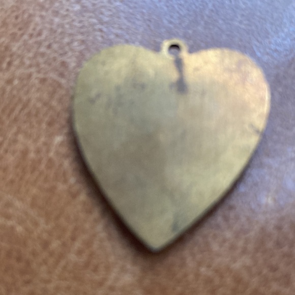 Vintage 1930s embossed heart pendant. Old patina brass. - Picture 4 of 4